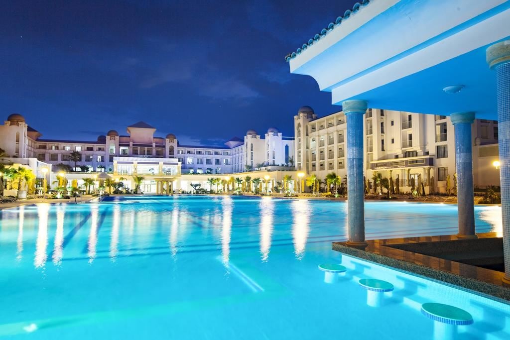 bars-outdoor-pool
