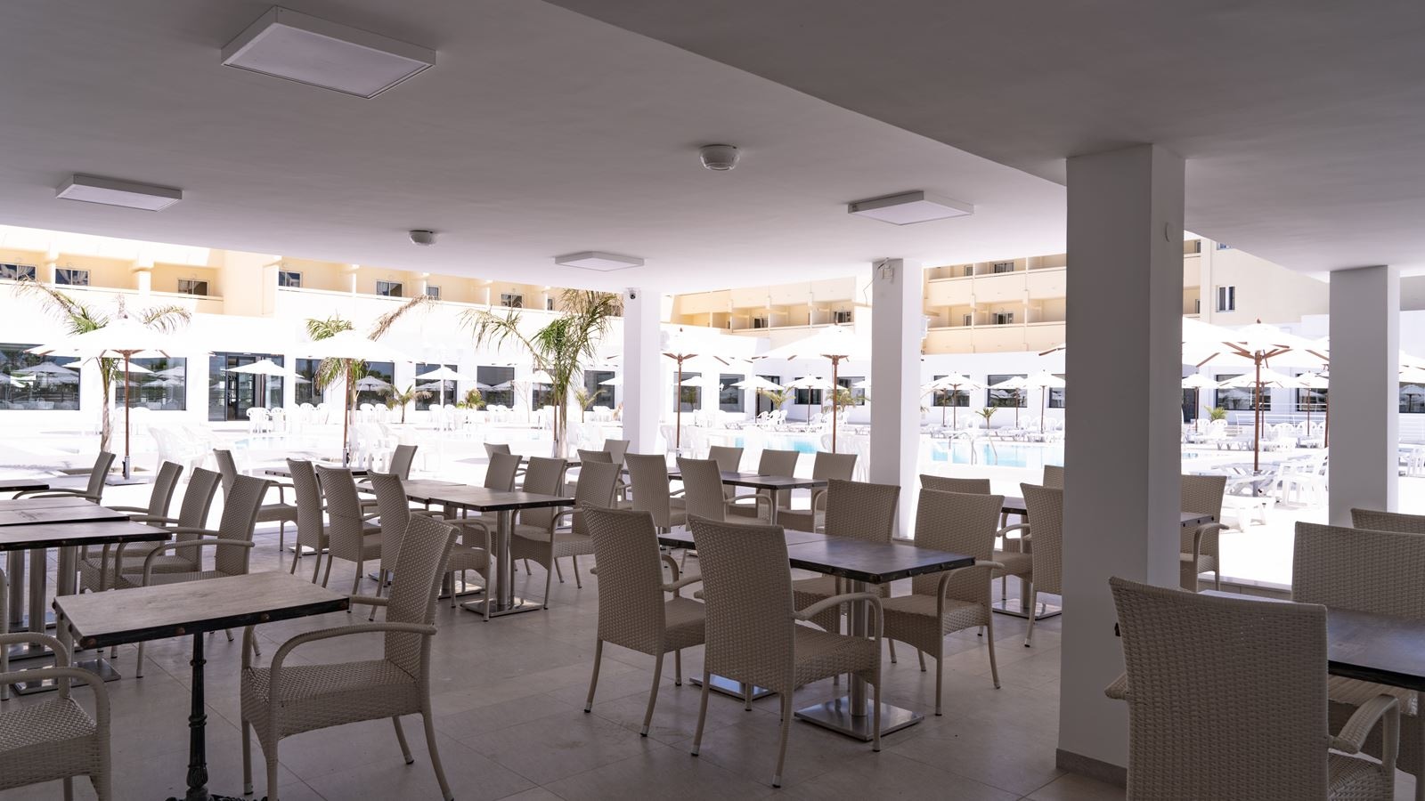 restaurants-snack-bar-palma-near-the-pool