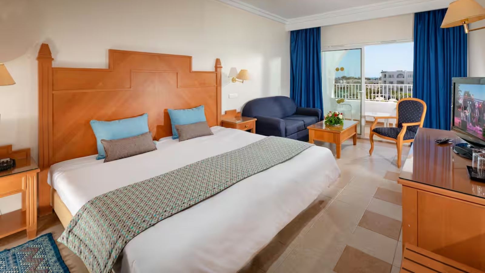 rooms-coral-room