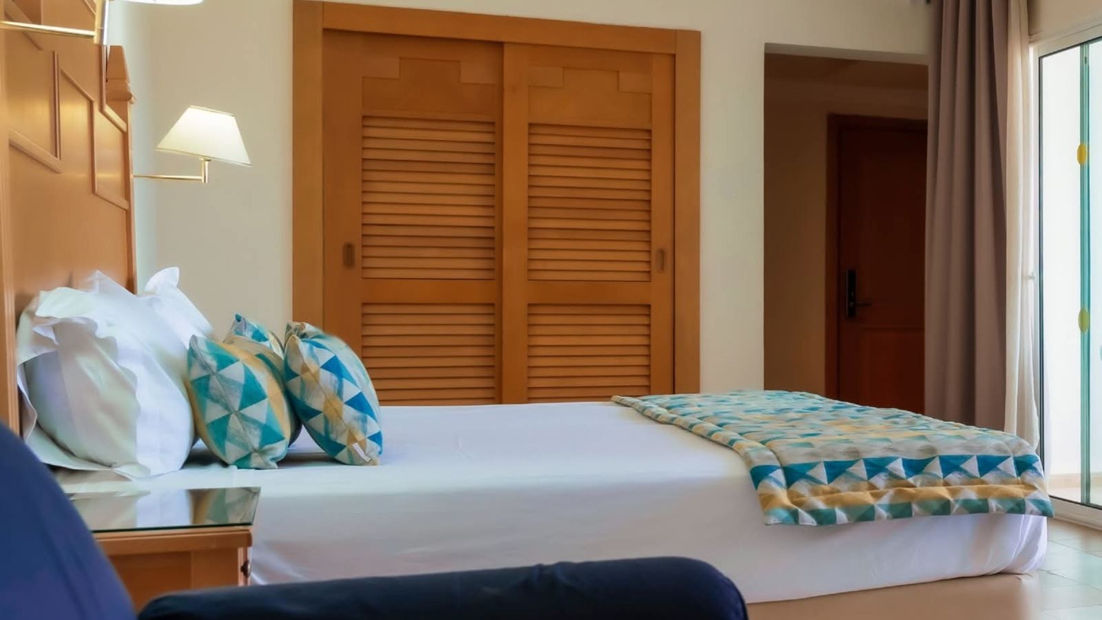 rooms-coral-room