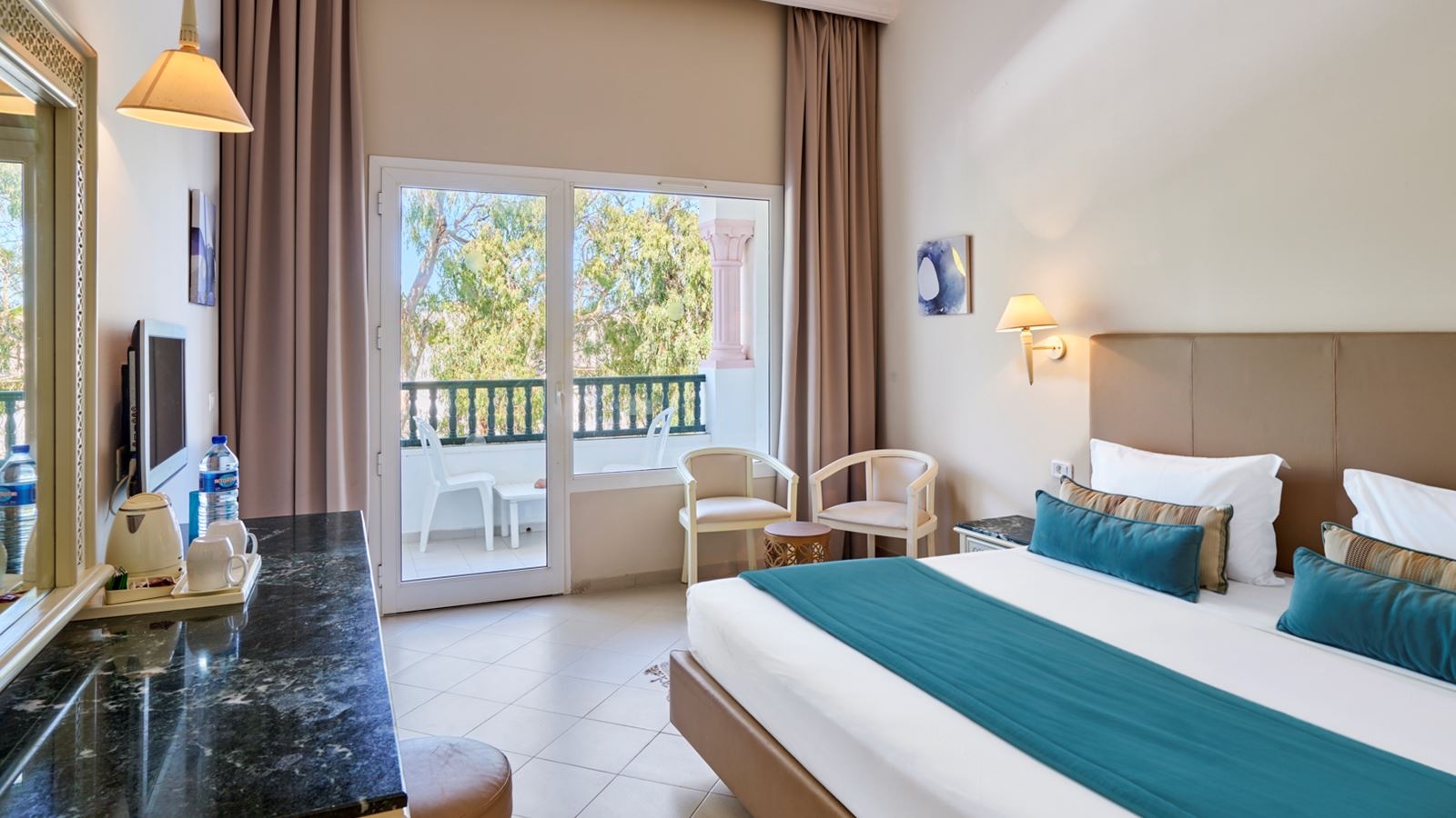 rooms-double-standard-room-pool-view