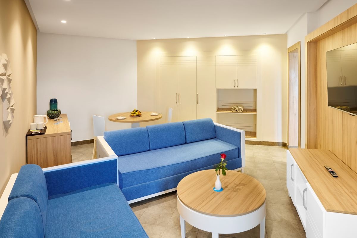 rooms-family-room-2-bedrooms-+-1-bathroom-garden-view