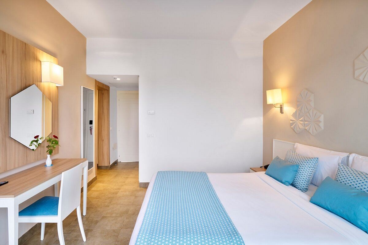 rooms-family-connected-2-rooms-garden-view