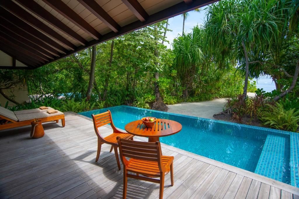 rooms-sunset-deluxe-beach-pool-villa