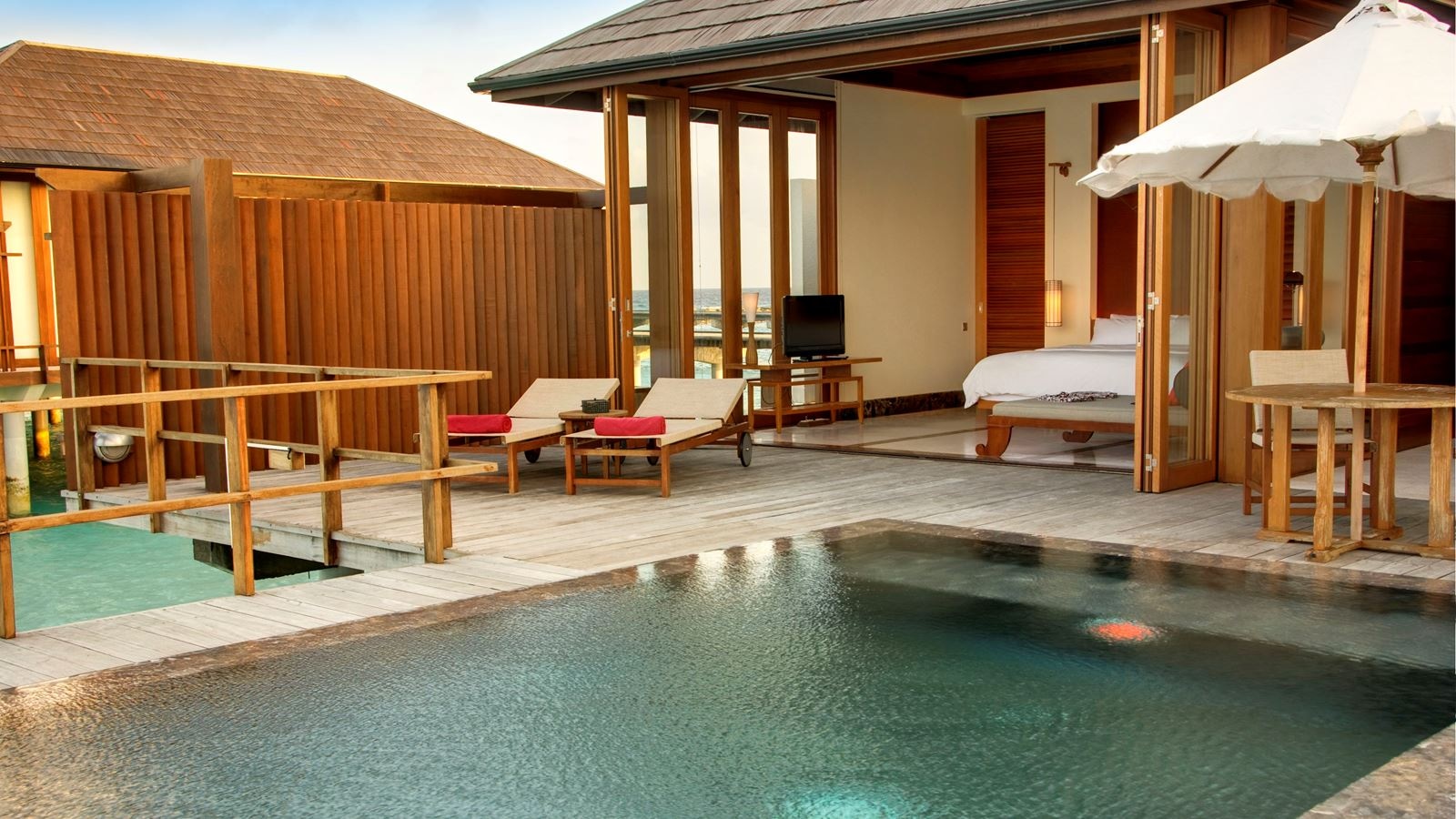 rooms-one-bedroom-ocean-suite-with-pool