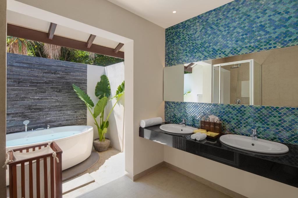 rooms-jacuzzi-beach-villas