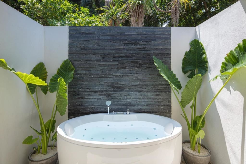rooms-jacuzzi-beach-villas