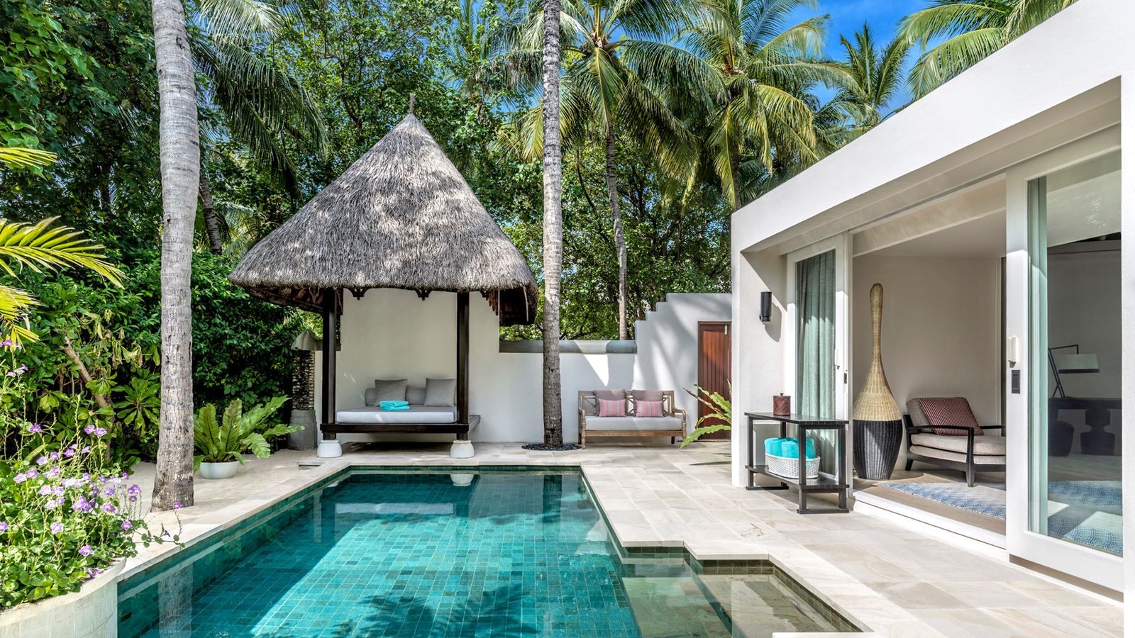 rooms-deluxe-beach-pavilion-with-pool