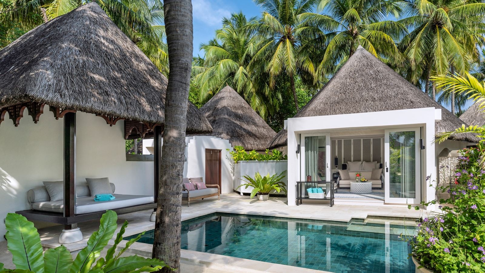 rooms-deluxe-beach-pavilion-with-pool