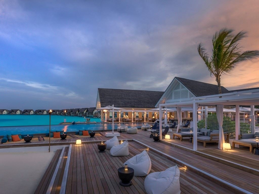 bars-poolside-bar