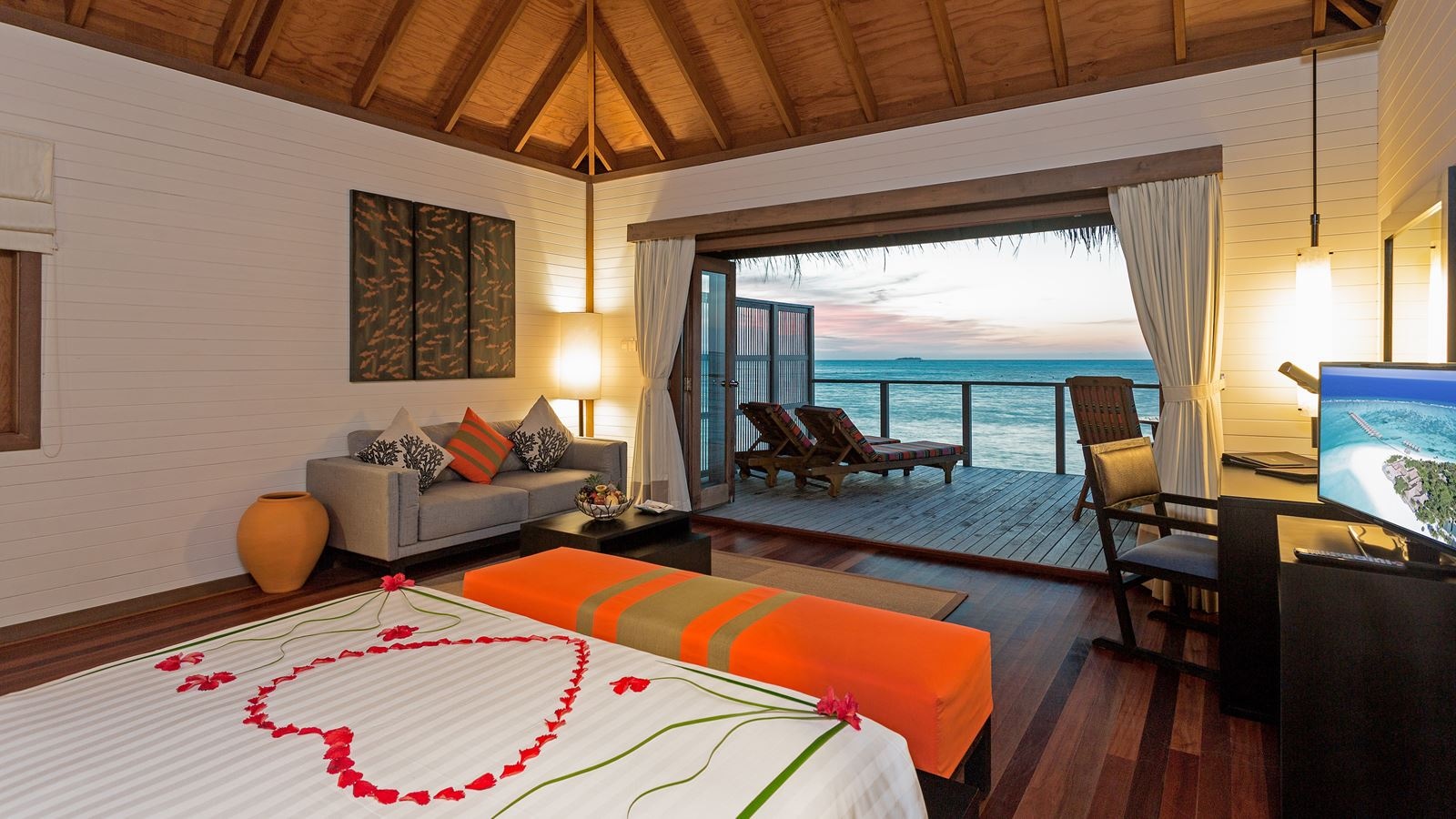 rooms-jacuzzi-water-villa