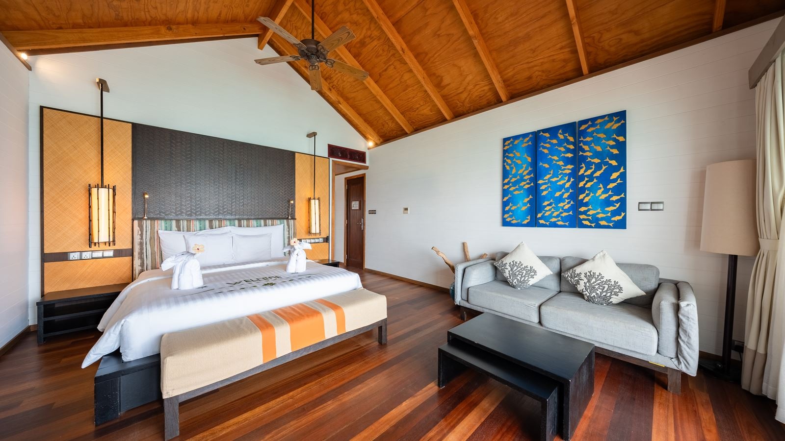 rooms-jacuzzi-water-villa