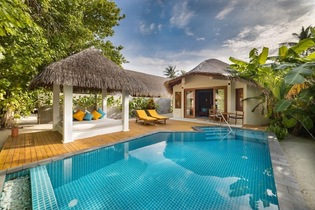 rooms-beach-pool-villa-with-jacuzzi