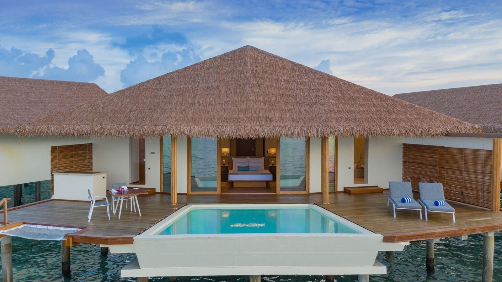 rooms-water-suite-with-pool