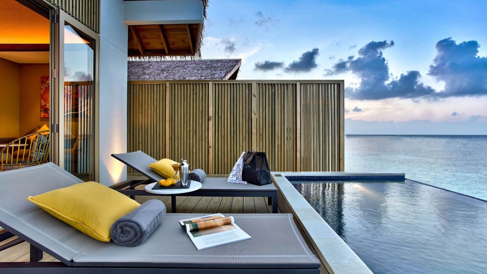 rooms-platinum-overwater-pool-villaking