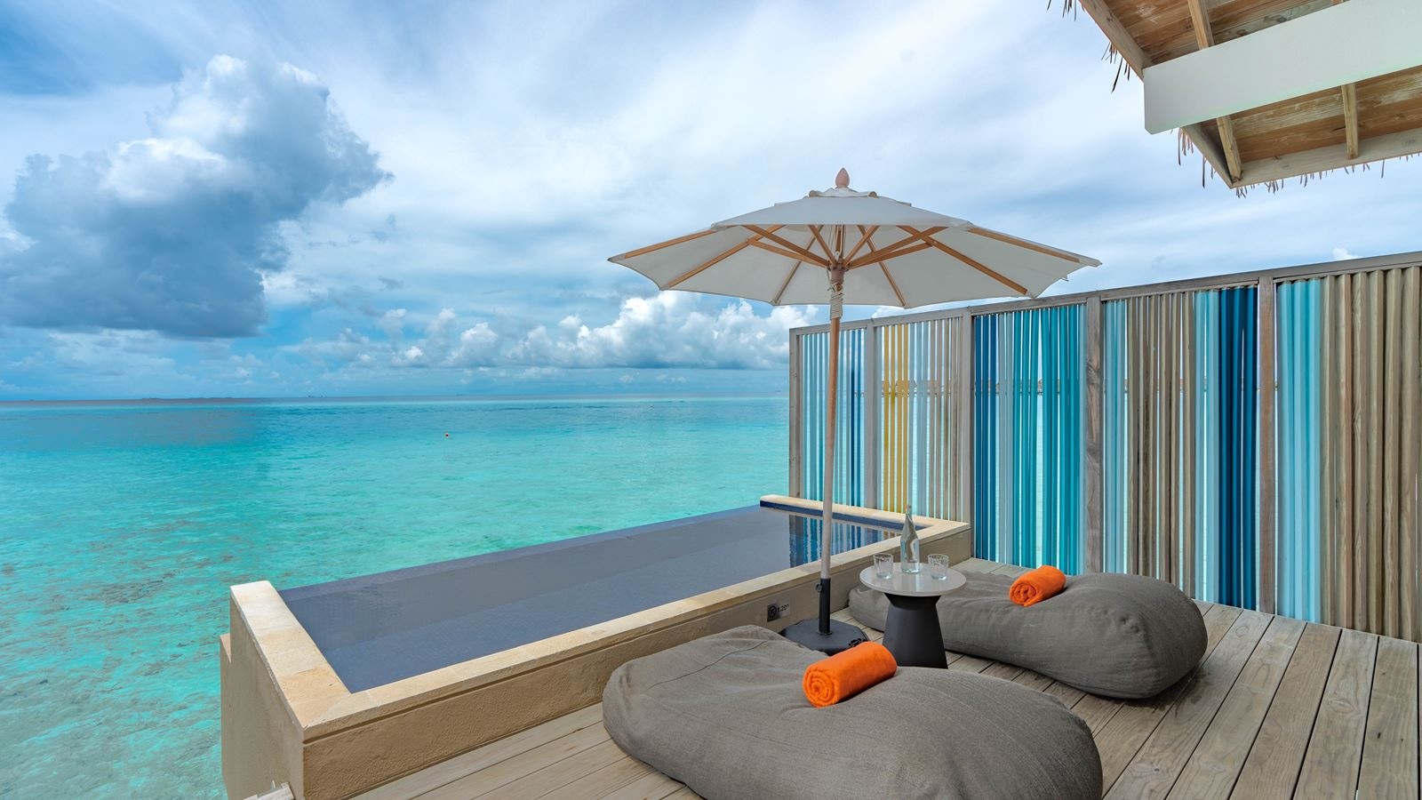 rooms-diamond-overwater-pool-villa--king
