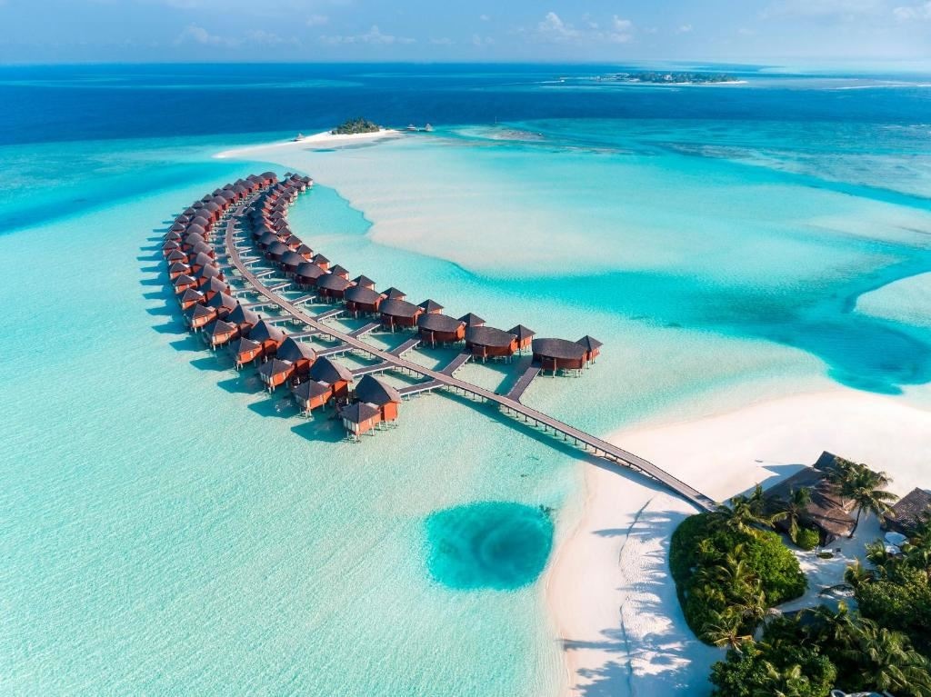 rooms-sunrise-over-water-suite