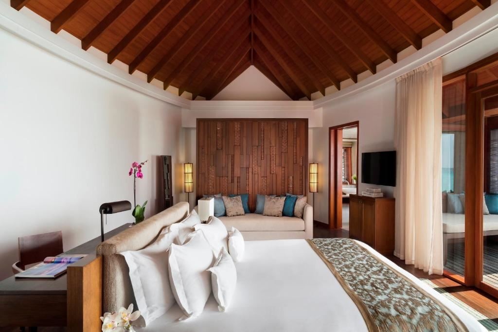 rooms-sunset-overwater-pool-suite