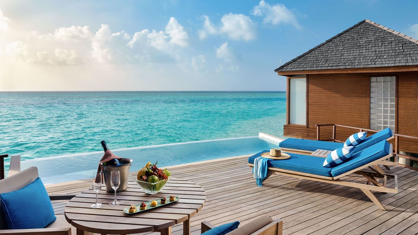 rooms-sunset-overwater-pool-suite