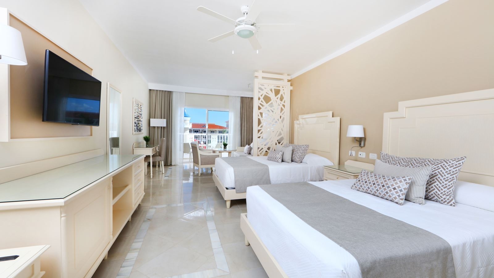 rooms-junior-suite-deluxe-castle-front