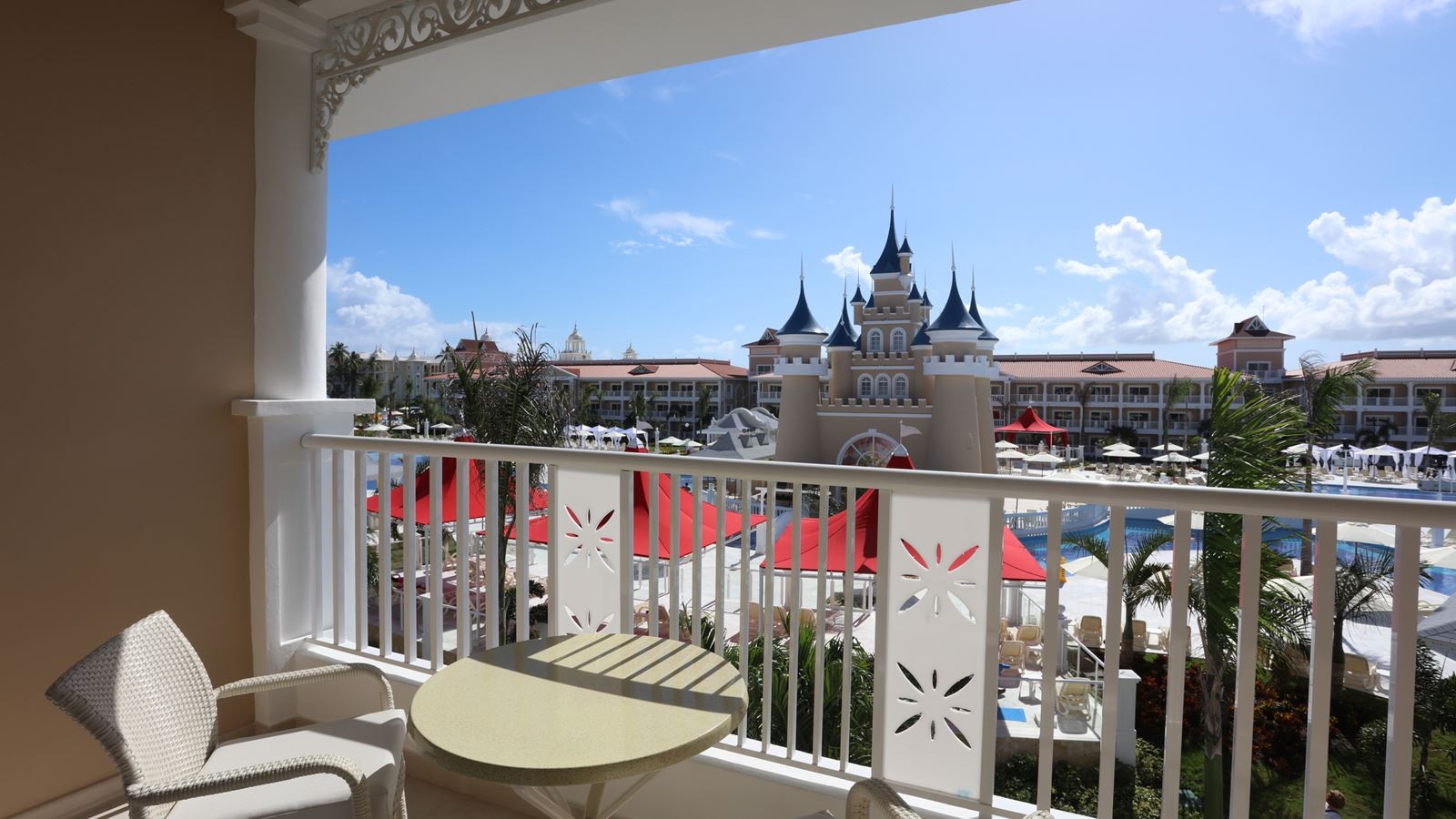 rooms-junior-suite-deluxe-castle-front