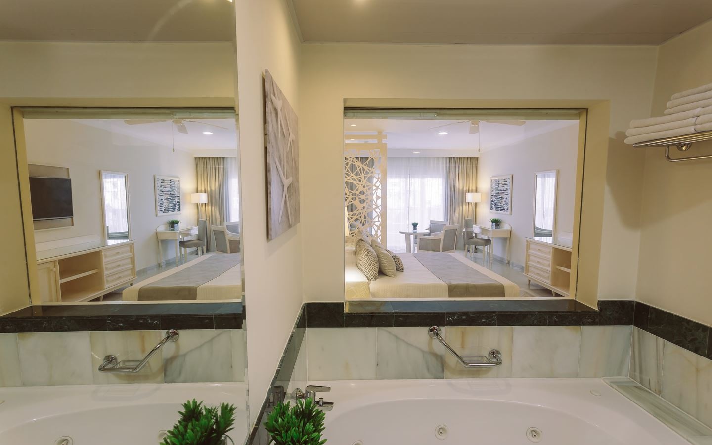 rooms-junior-suite-deluxe-castle-view