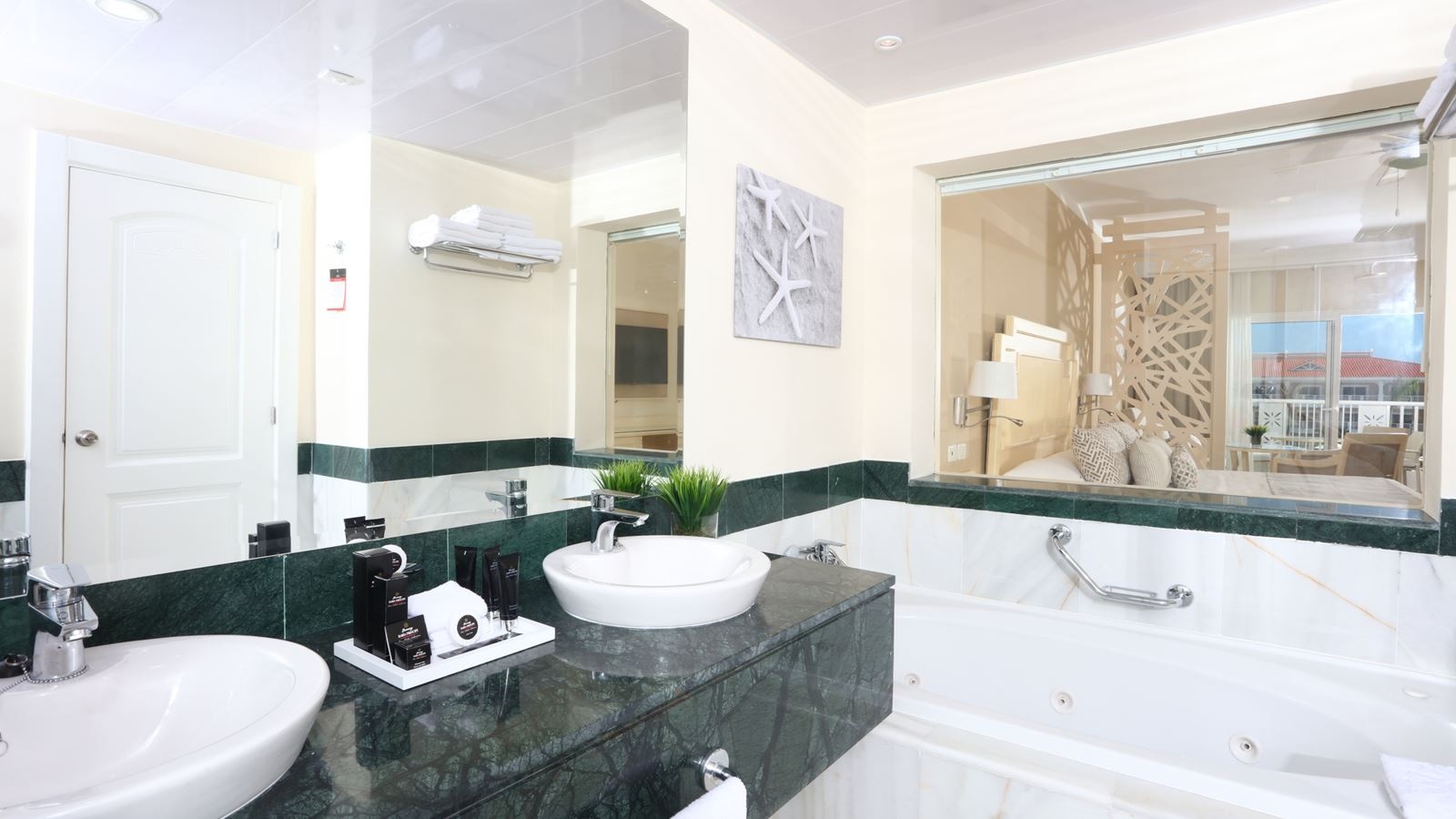rooms-junior-suite-deluxe-castle-front