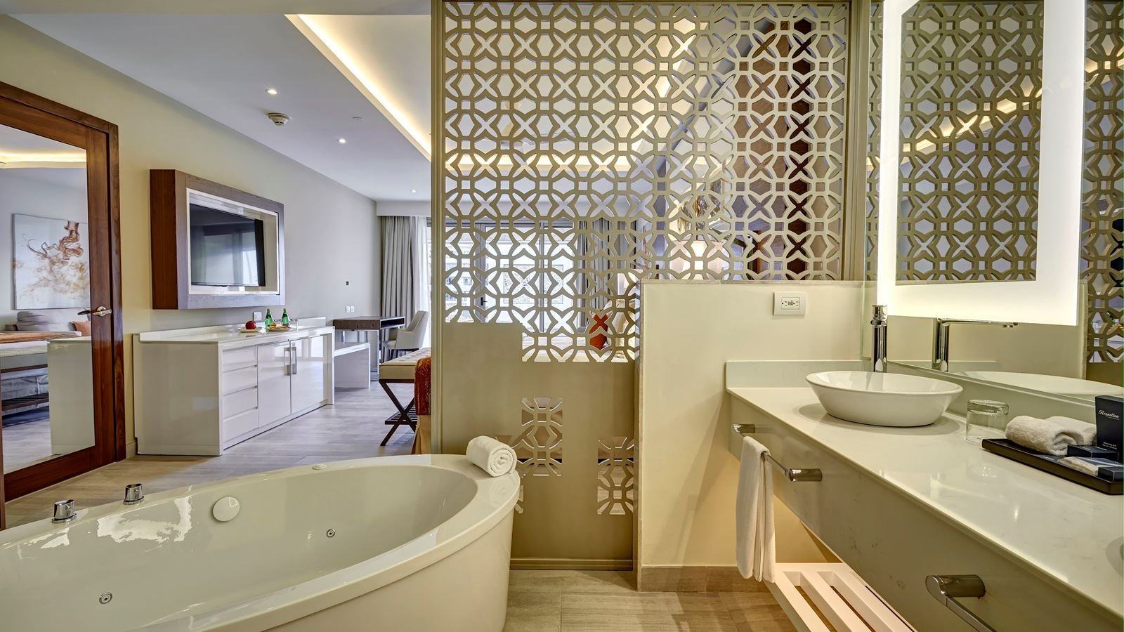 rooms-luxury-junior-suite-ocean-view-diamond-club