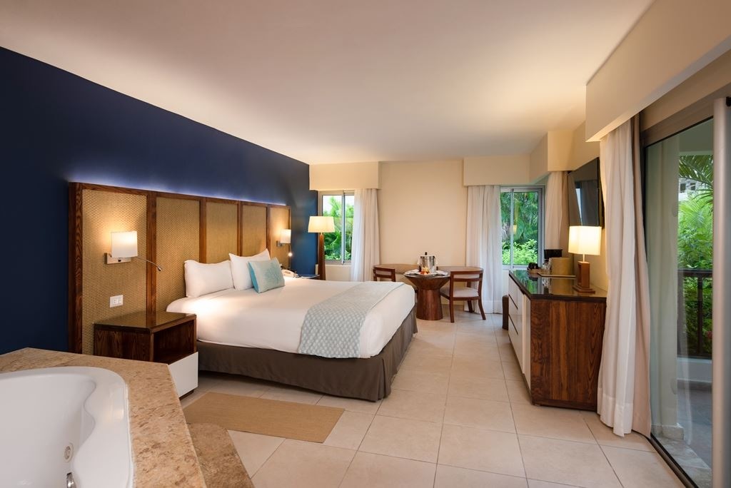 rooms-junior-suite-premium-tropical-view-with-jacuzzi