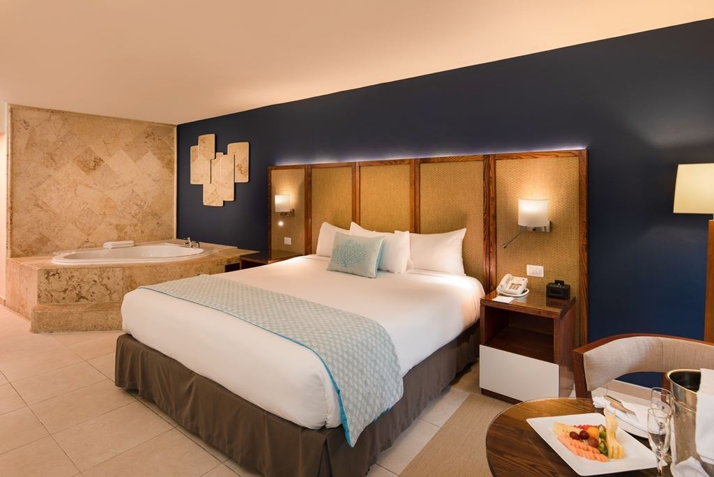 rooms-junior-suite-premium-tropical-view-with-jacuzzi