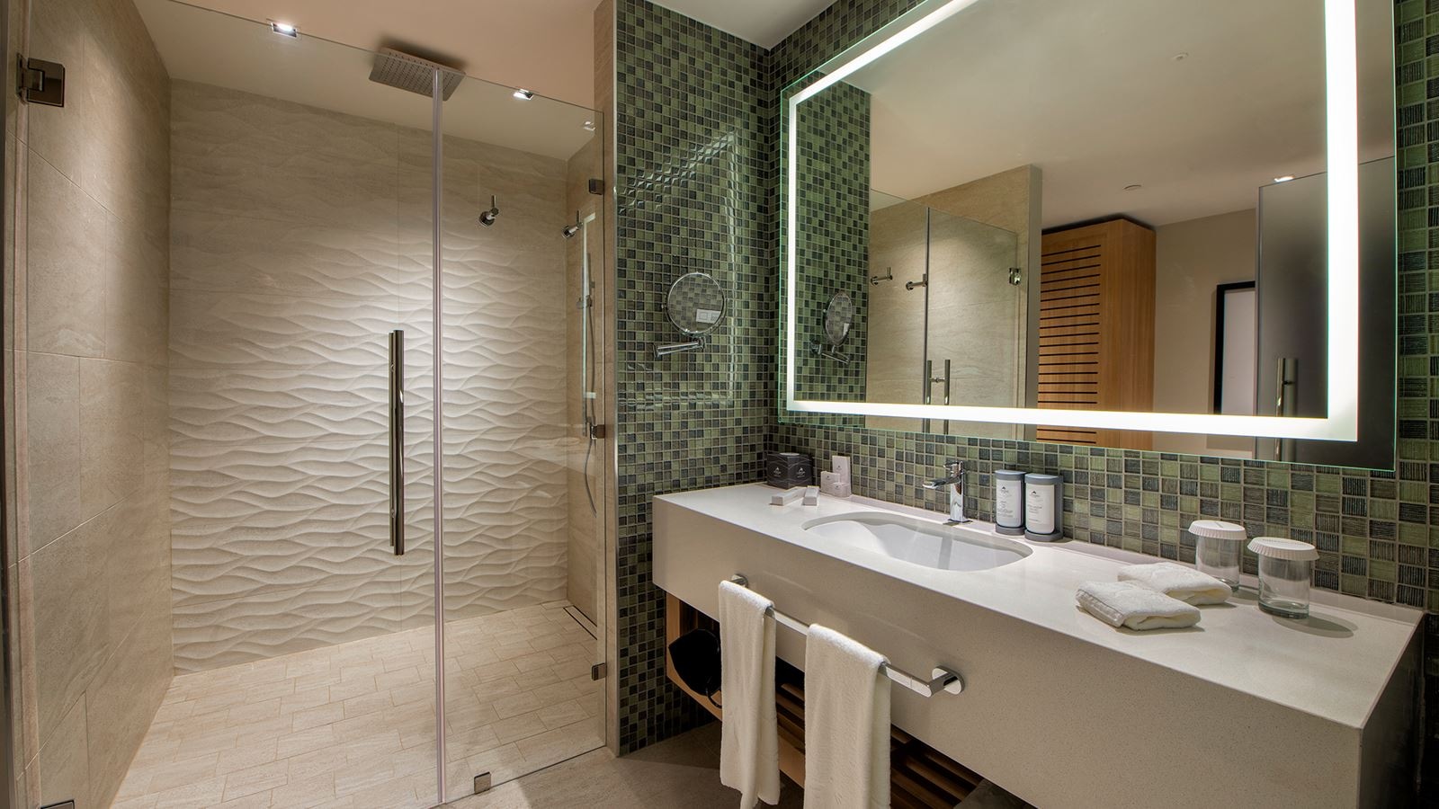 rooms-resort-king--pool-view-junior-suite