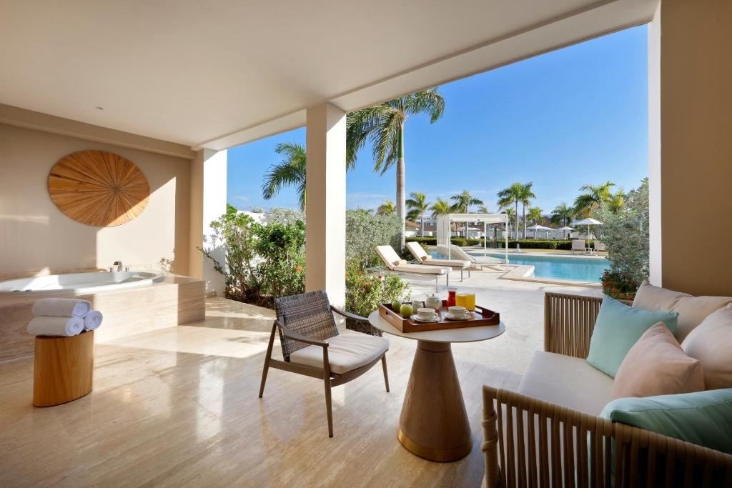 rooms-master-suite-swim-up