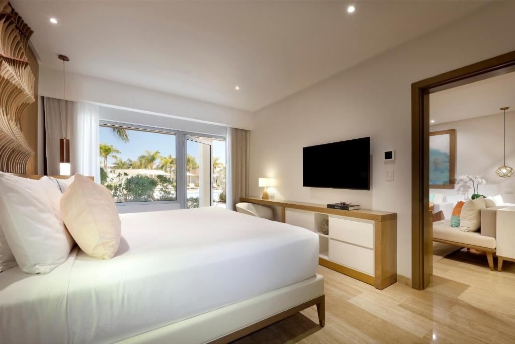 rooms-family-concierge-master-suite-swim-up