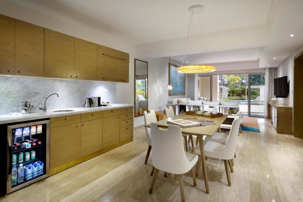 rooms-family-concierge-master-suite-swim-up