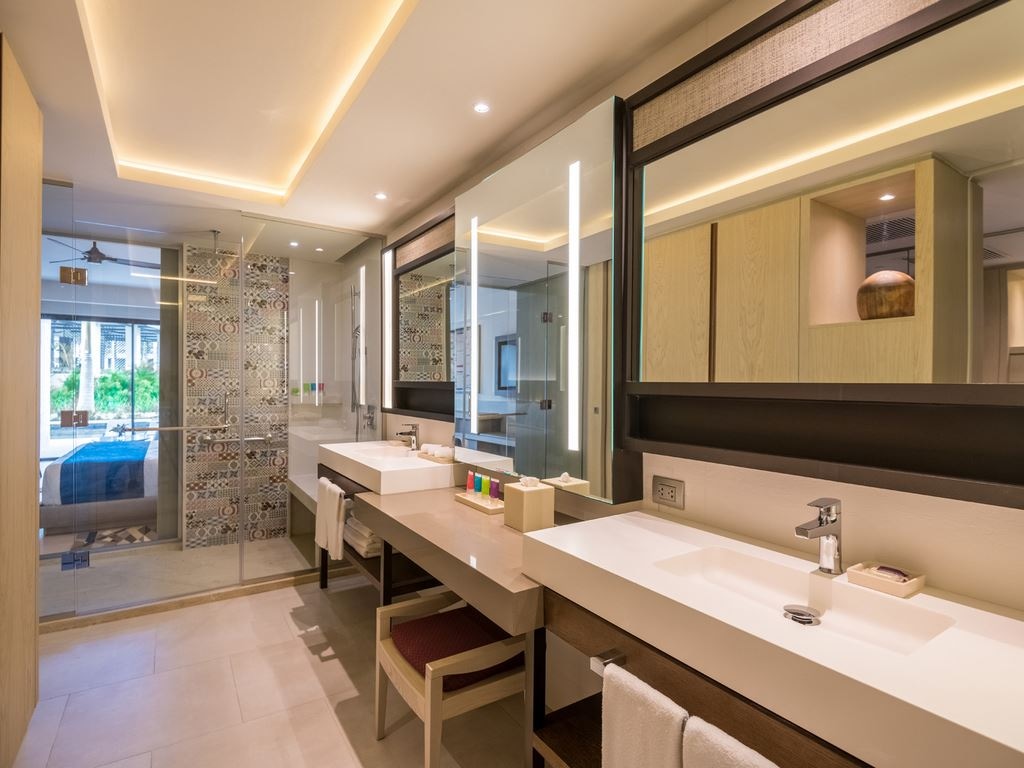 rooms-junior-suite-swim-up