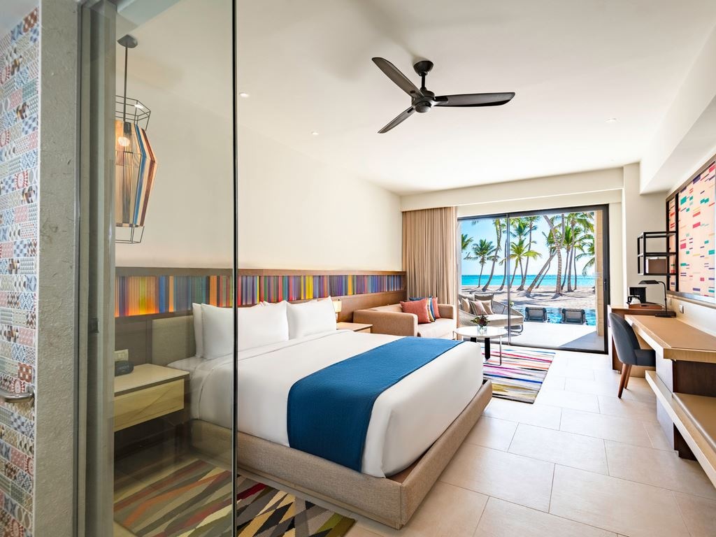 rooms-club-ocean-front-junior-suite-swim-up