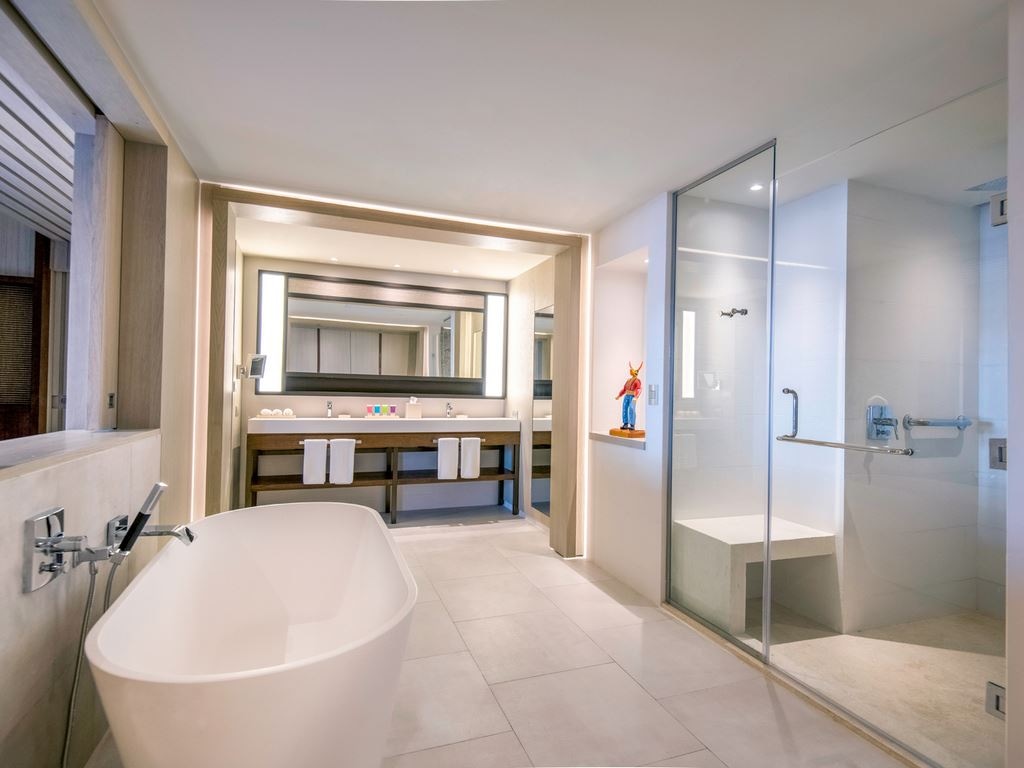 rooms-club-ocean-view-one-bedroom-master-swim-up-suite