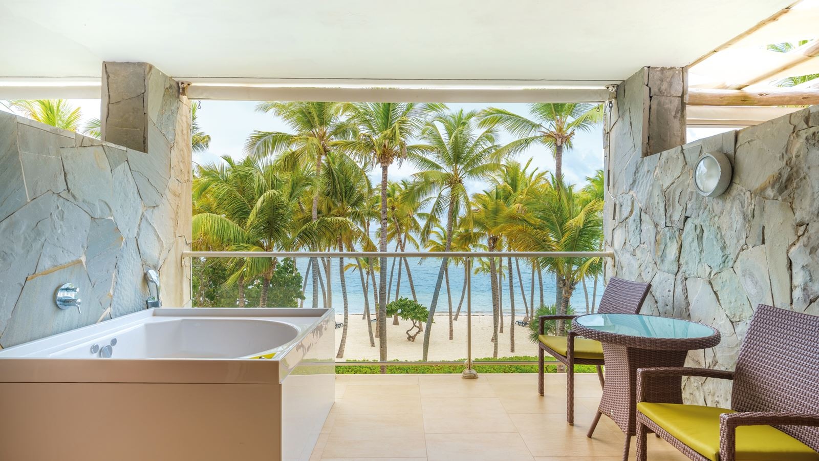 rooms-junior-suite-ocean-front-premium-level