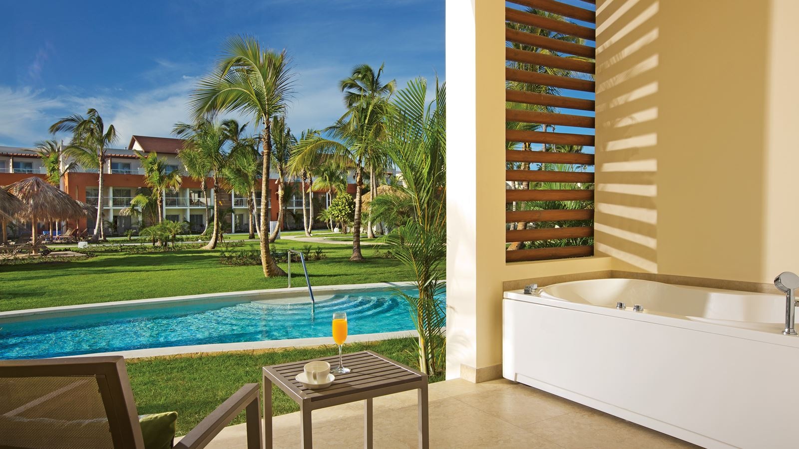 rooms-xhale-club-junior-suite-swim-up