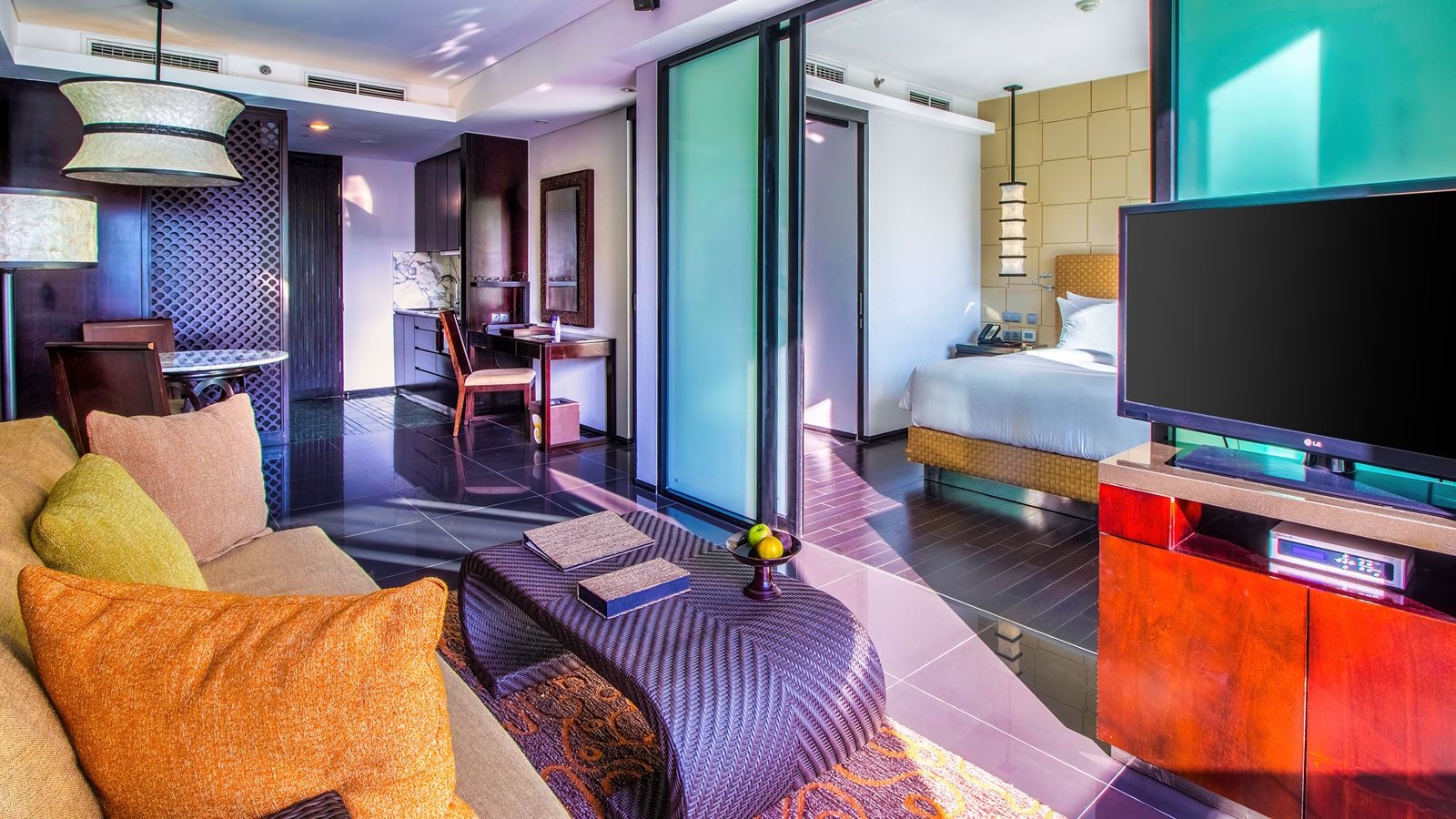 rooms-deluxe-suite-pool-view