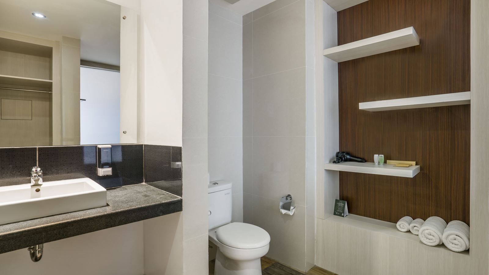 rooms-deluxe-pool-view