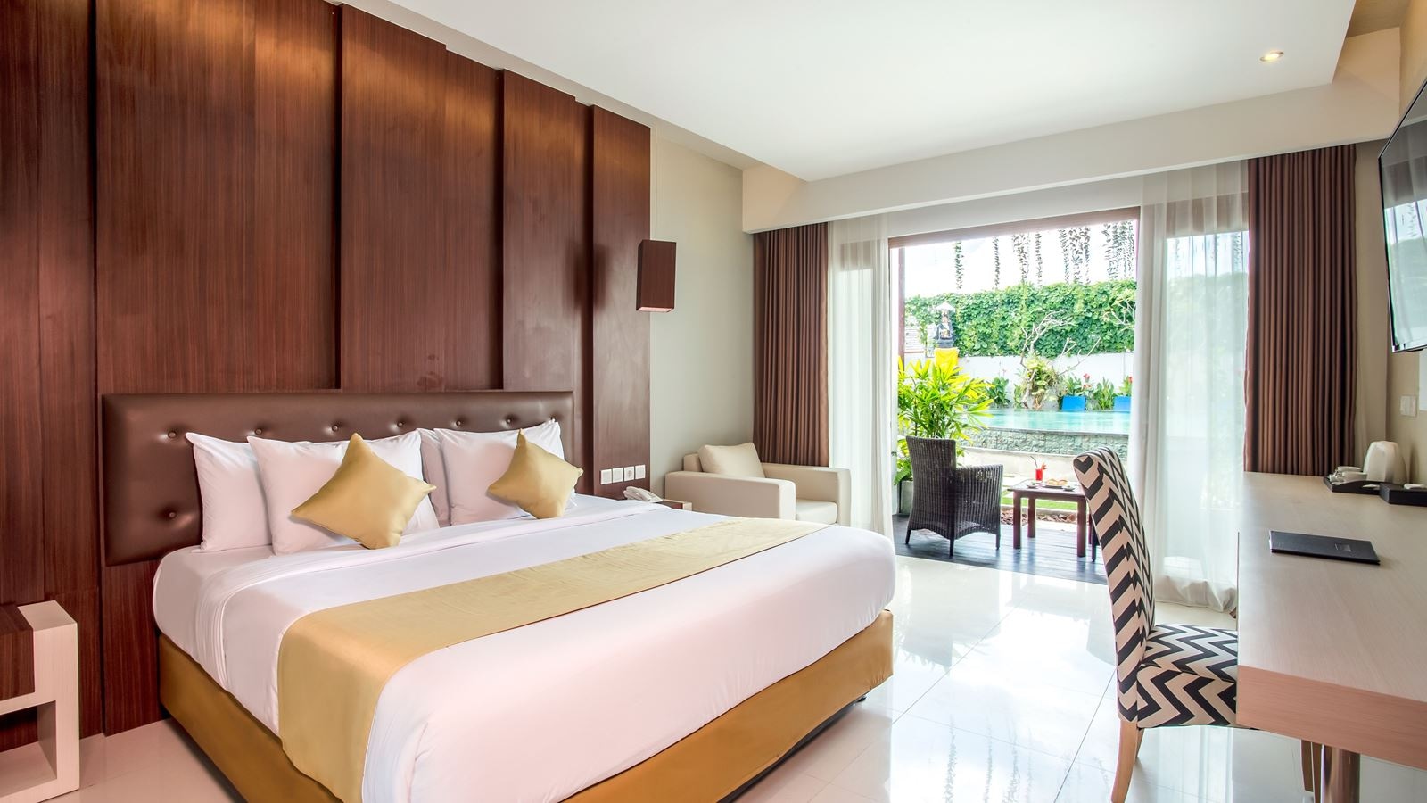 rooms-deluxe-pool-acces