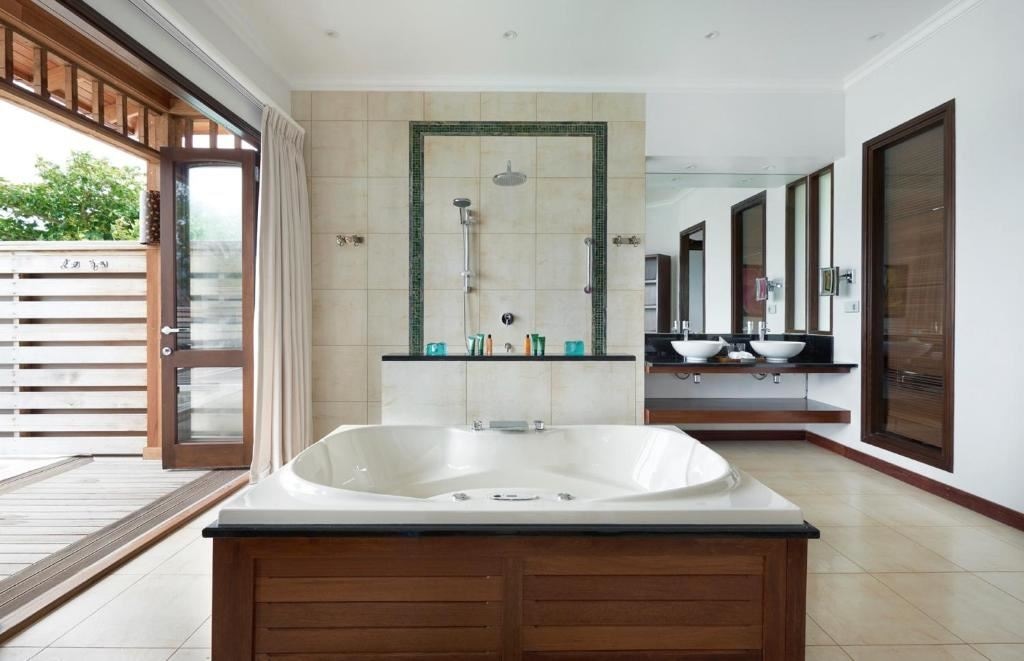 rooms-signature-grand-oceanfront-pool-villa