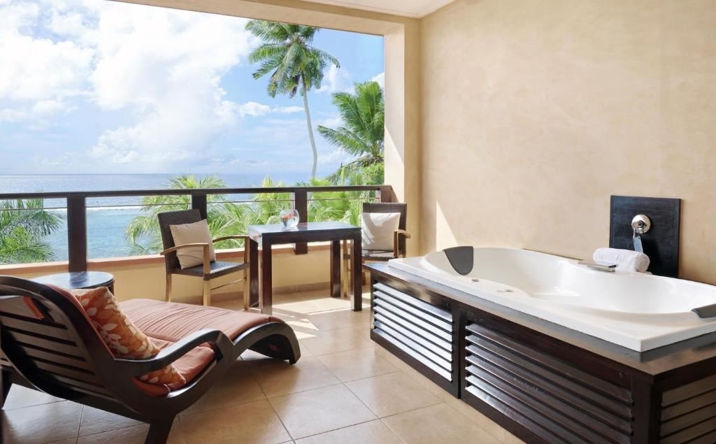 rooms-king-premium-ocean-view-with-jacuzzi