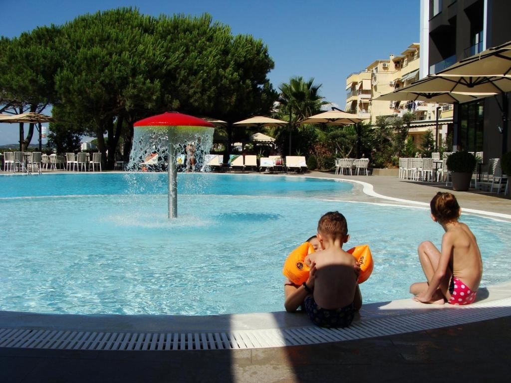 pools-outdoor-childrens-pool
