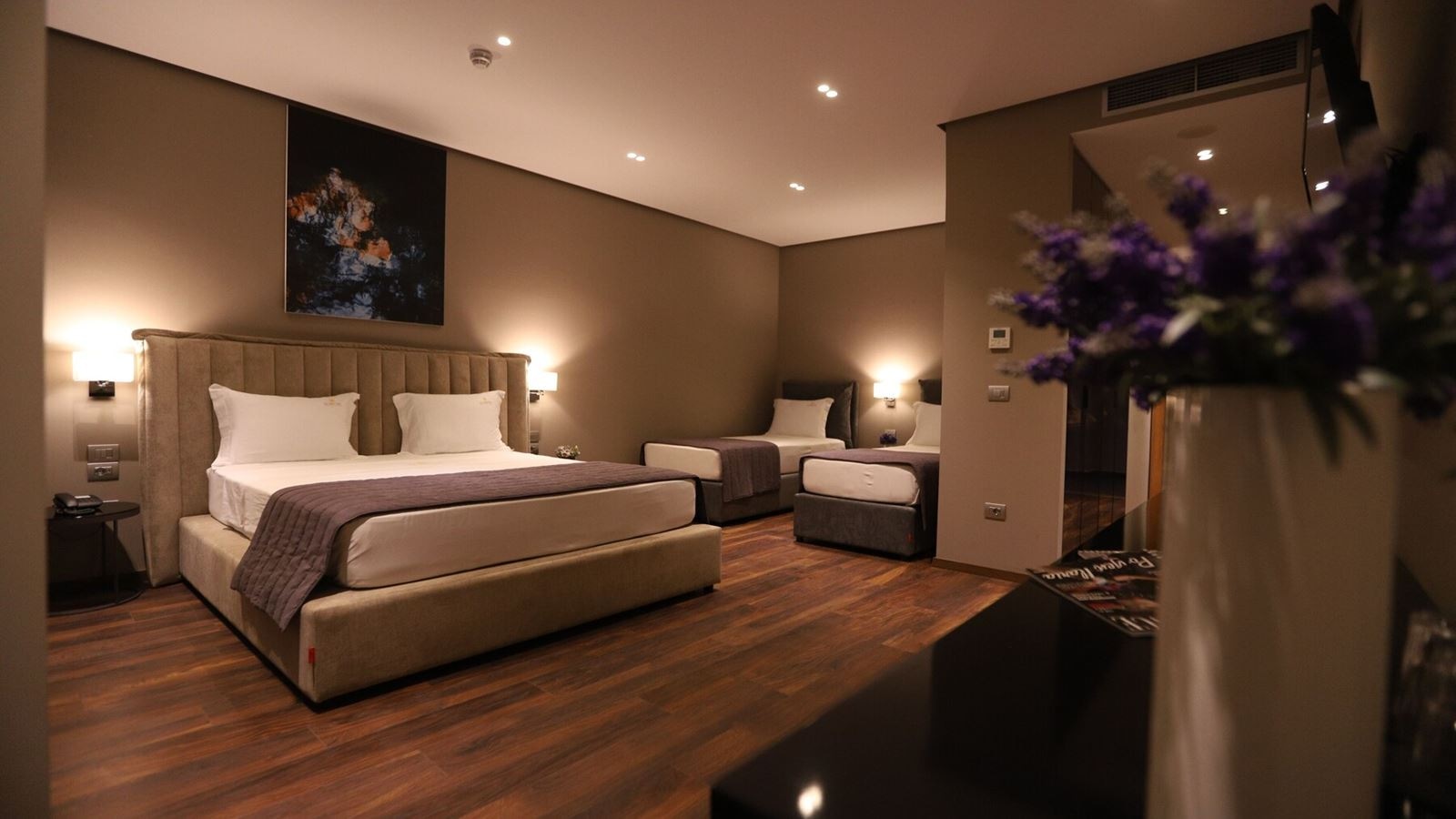 rooms-standard-familyroom-balcony