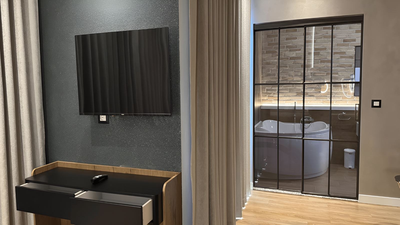 rooms-suite-with-jacuzzi