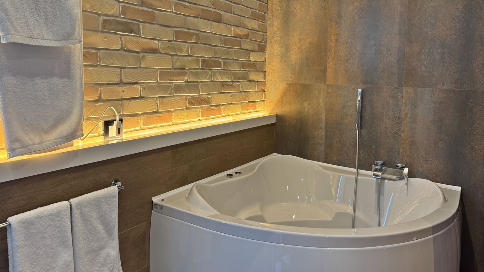 rooms-suite-with-jacuzzi