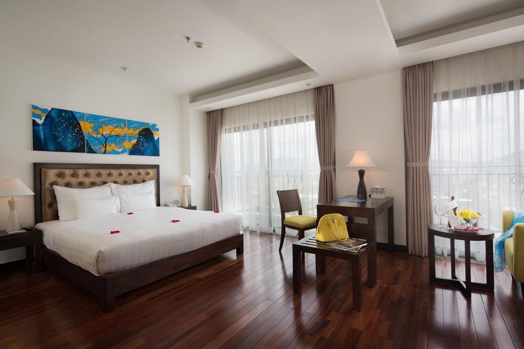 rooms-club-suite-with-balcony