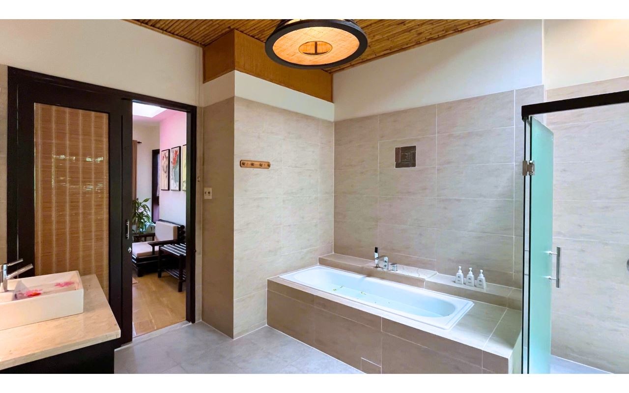 rooms-indochine-suite-garden-view-with-balcony
